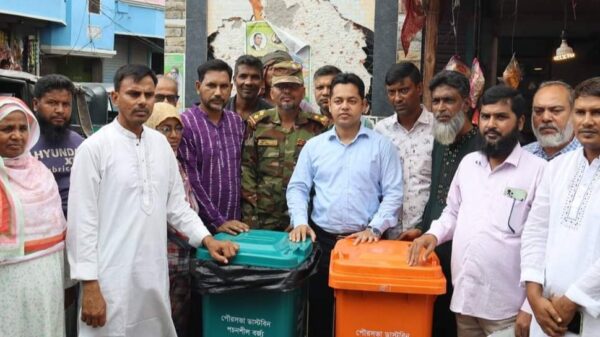 সারিয়াকান্দিতে ডাস্টবিন বিতরণের উদ্বোধন করেন পৌর প্রশাসক মোঃ তৌহিদুর রহমান 