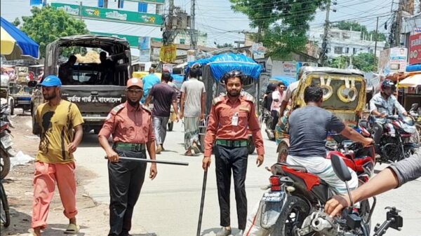 দিনাজপুরের ফুলবাড়ীতে যানজট নিরাসন ও যানচলনিয়ন্ত্রণের দায়িত্বে আনসার বাহিনী