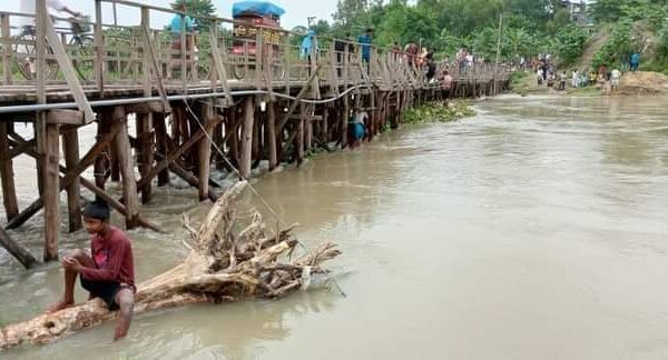 পাঁচবিবিতে ছোট যমুনা নদীতে পানির স্রোতে কাঠের সাঁকো ঝুঁকিপূর্ণ