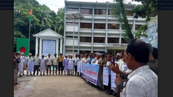 মাধ্যমিক শিক্ষাপ্রতিষ্ঠান জাতীয়করণের দাবিতে সাঁথিয়ায় শিক্ষকদের মানবন্ধন