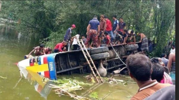 জয়পুরহাটে বাস নিয়ন্ত্রণ হারিয়ে পুকুরে আহত ১০