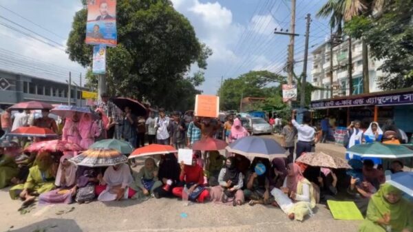 দুর্নীতি ও অর্থ আত্মাসাতের প্রতিবাদে বগুড়ায় নার্সিং শিক্ষার্থীদের বিক্ষোভ