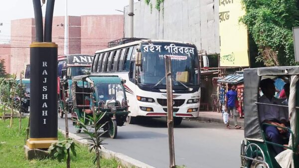 চাঁপাইনবাবগঞ্জ-রাজশাহী রুটে যাত্রীবাহী বাস চলাচল স্বাভাবিক