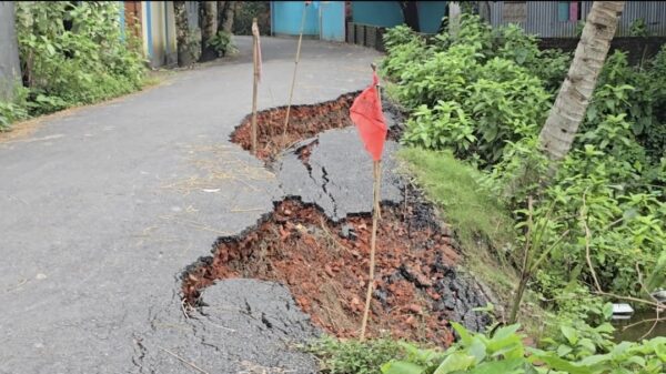 সাঁথিয়া পৌরসভায় চার কোটি টাকা ব্যয়ে নির্মিত সড়ক তিন মাসেই ধসে গেছে