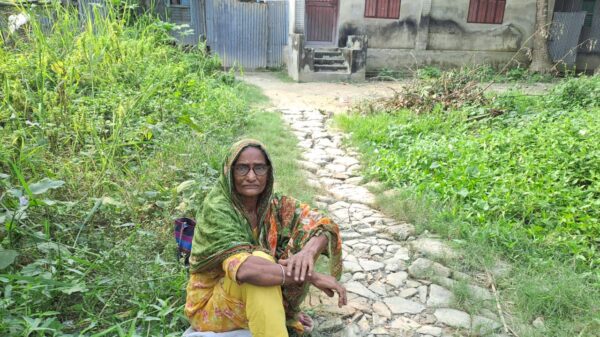 সাঁথিয়ায় বৃদ্ধা মাকে বাড়িতে ঢুকতে দিচ্ছে না ছেলে