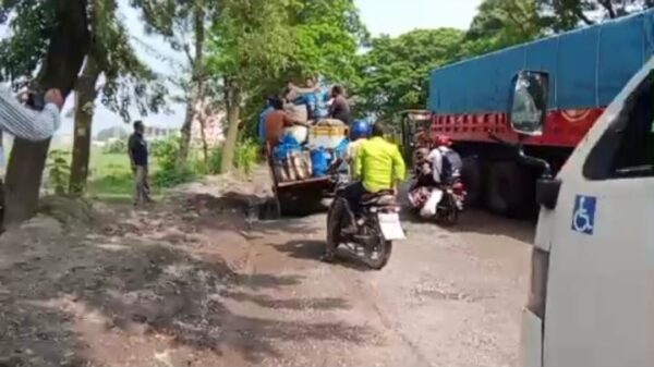 মাছের গাড়িতে পানি দেওয়ার পয়েন্টের কারনে  ক্ষতিগ্রস্ত মহাসড়ক 