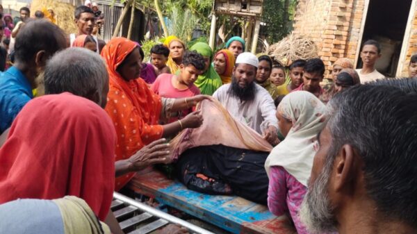 নওগাঁর পৃথক স্থানে ট্রাক্টরের চাপায় দুইজনের মৃত্যু