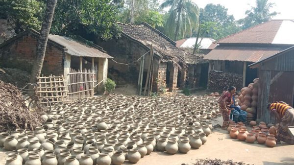 রাজশাহীর পুঠিয়ায় খেজুরের রস রাখার মাটির পাত্র বিক্রয়ের ধুম 