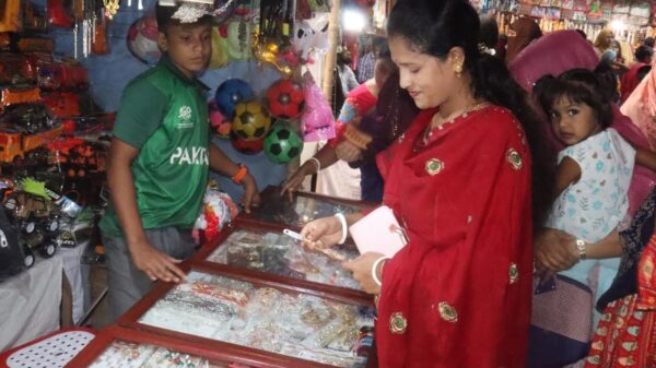 ফুলবাড়ীতে ঐতিহ্যবাহী বউ মেলাযেখানে ক্রেতা শুধুই নারী