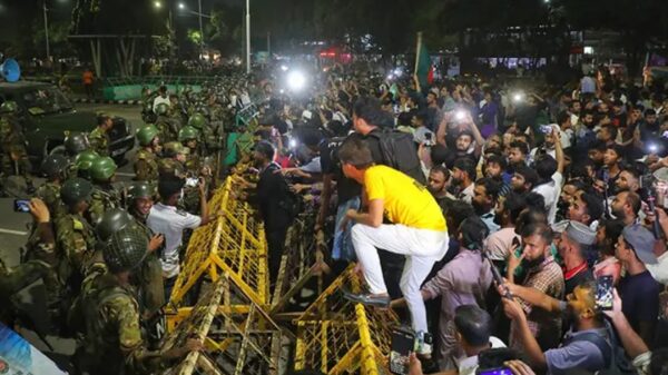 বঙ্গভবনের ব্যারিকেড ভাঙার চেষ্টা, সাউন্ড গ্রেনেড নিক্ষেপ