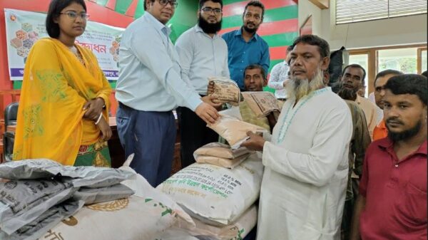 মহাদেবপুরে কৃষি প্রণোদনারসার-বীজ বিতরণের উদ্বোধন