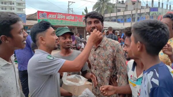 ছাত্রলীগ নিষিদ্ধ ঘোষণায় হাকিমপুরে বিএনপির মিষ্টি বিতরণ ও আনন্দ মিছিল