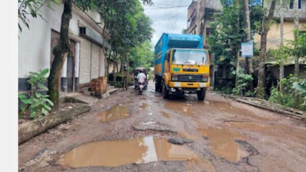 সড়কের বেহাল দশায় আতঙ্কে শিক্ষার্থী সহ পথচারীরা