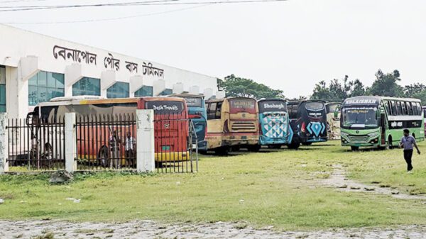 তিন দিন ধরে বেনাপোল থেকে সব দূরপাল্লার বাস চলাচল বন্ধ : নেই সমঝোতা, ভোগান্তিতে পাসপোর্টযাত্রীরা