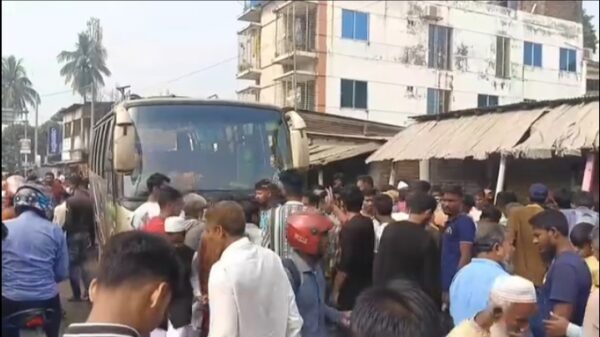 বদলগাছীতে বাস- ভ্যান মুখোমুখি সংঘর্ষে নিহত -১, আহত-২