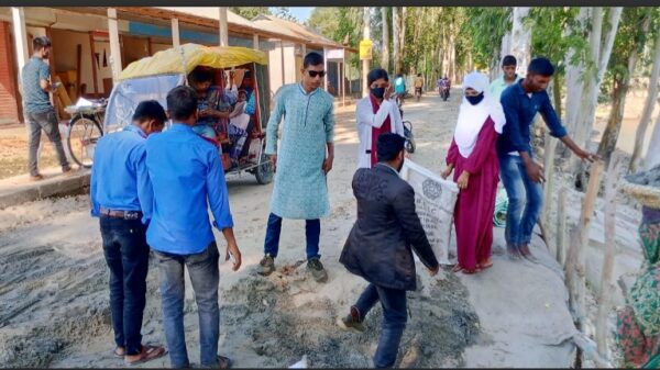 কুড়িগ্রামের ফুলবাড়ীতে স্বেচ্ছায় রাস্তা মেরামত 