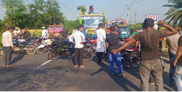 পেট্রোল পাম্প সিলগালা একলাখ টাকা জরিমানা, আদমদীঘিতে জয় ফিলিং স্টেশনে পেট্রোল ওজনে কম দেয়ায় সড়ক অবরোধ