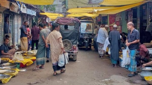 শেরপুরে রাস্তা সংকুচিত করে বাজার, চলাচলে চরম ভোগান্তি