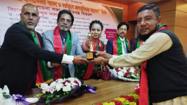 সাংগঠনিক দক্ষতা ও সমাজ সেবায় স্বীকৃতি স্বরূপ মানবাধিকার লিডারশিপ অ্যাওয়ার্ড পেলেন ফুল 