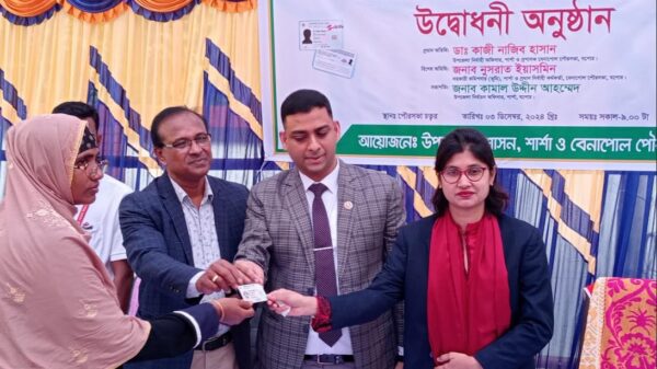 বেনাপোলে পৌরসভা 'স্মার্ট আইডি কার্ড' বিতরণ