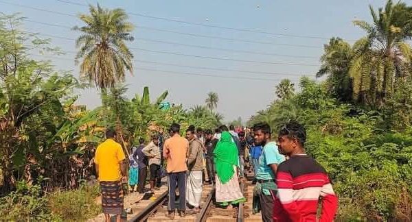 নওগাঁয় ট্রেনে কাটা পরে শিক্ষার্থীসহ তার বাবার মৃত্যু