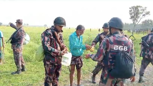 সীমান্তে বিজিবিকে কলা-পানি খাইয়ে ভাইরাল কে এই কৃষক