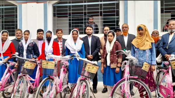 বগুড়ার গাবতলীতে সোভার আয়োজনেছাত্রীদের মাঝে বাইসাইকেল বিতরন