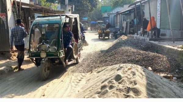 উল্লাপাড়ায় ২ মাস ধরে রাস্তা মেরামত কাজবন্ধ থাকায় যান চলাচলে চরম ভোগান্তি