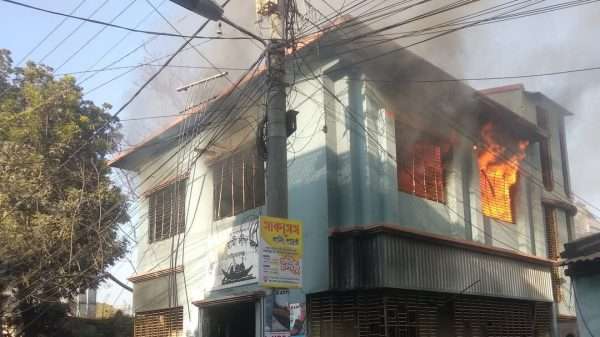 চাঁপাইনবাবগঞ্জ জেলা আ'মীলীগ কার্যালয়ে ভাঙচুর ও আগুন