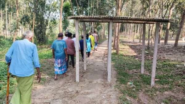 পাবনায় রাস্তা উপর ঘর, চলাচলে ভোগান্তিতে ভুক্তভোগী পরিবার 