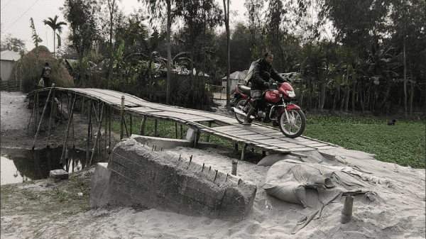 ডিমলায় কাঠের সাঁকোই যেন দশ গ্রামের মানুষের ভরসা 