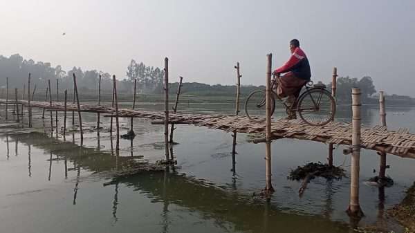 বাঁশের সাঁকো দিয়ে পারাপার ভোগান্তিতে হাজারো মানুষ 