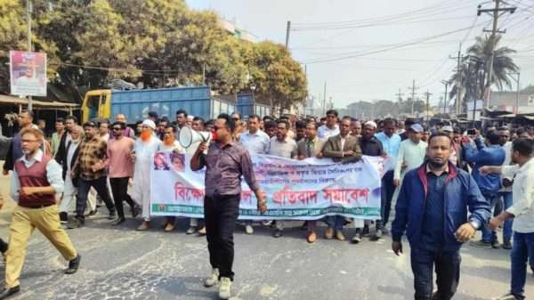 লোহাগড়া উপজেলা ও পৌর বিএনপির সদ্য ঘোষিত কমিটি বাতিলের দাবীতে বিক্ষুব্ধ নেতা-কর্মীদের বিক্ষোভ মিছিল ও সড়ক অবরোধ  