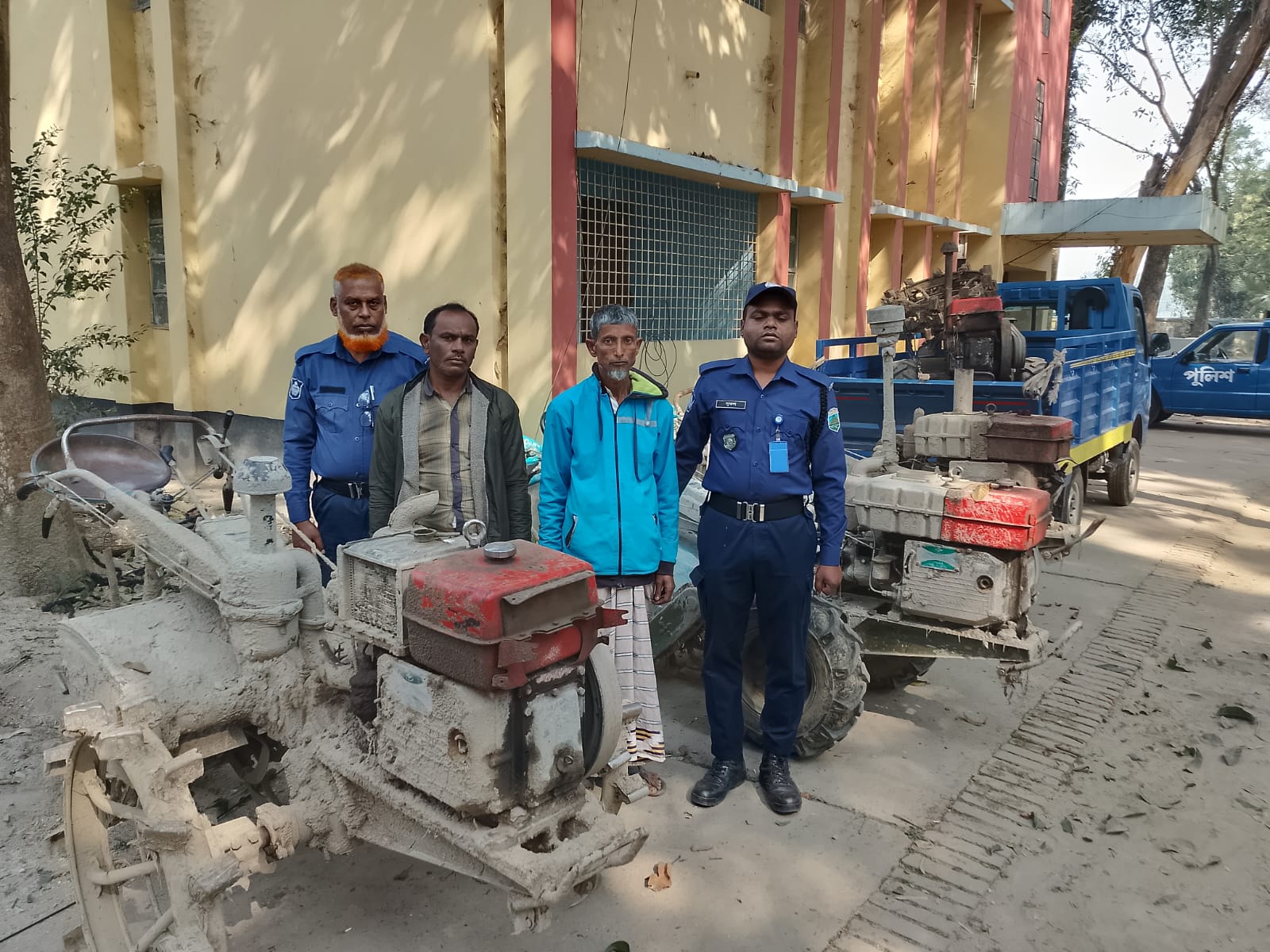 নওগাঁয় ট্রাক্টর-পাওয়ার টিলার চোরচক্রের দুই সদস্য আটক, উদ্ধার চারটি টিলার ও একটি পিকআপ