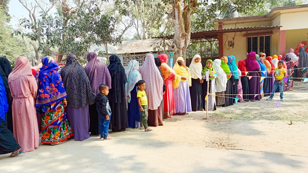 দিনাজপুরের ফুলবাড়ীতে ভোট উৎসব: ভ্যানে ভ্যানে নারী ভোটারদের কেন্দ্রমুখী স্রোত