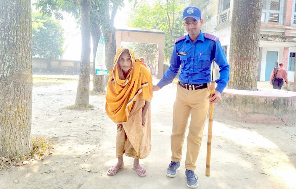 লাঠিতে ভর করে ভোটের পথে: গণতন্ত্রের পাঠ শেখালেন ৯৫ বছরের মসকুনারা