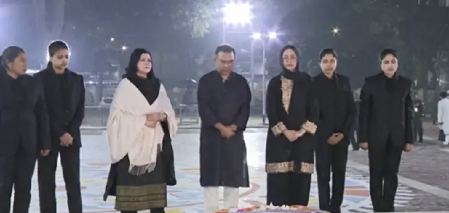 গভীর শ্রদ্ধা আর বিনম্র আবেগে কেন্দ্রীয় শহীদ মিনারে ভাষা শহীদদের স্মরণ