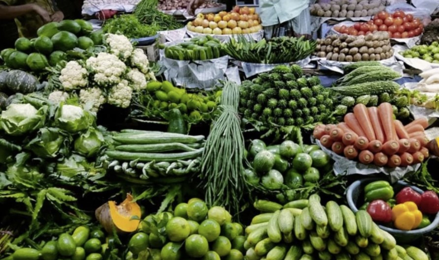 নির্বাচনী ছুটিতে ব্রয়লার মুরগির কেজি ২১০ টাকা ছুঁইছুঁই