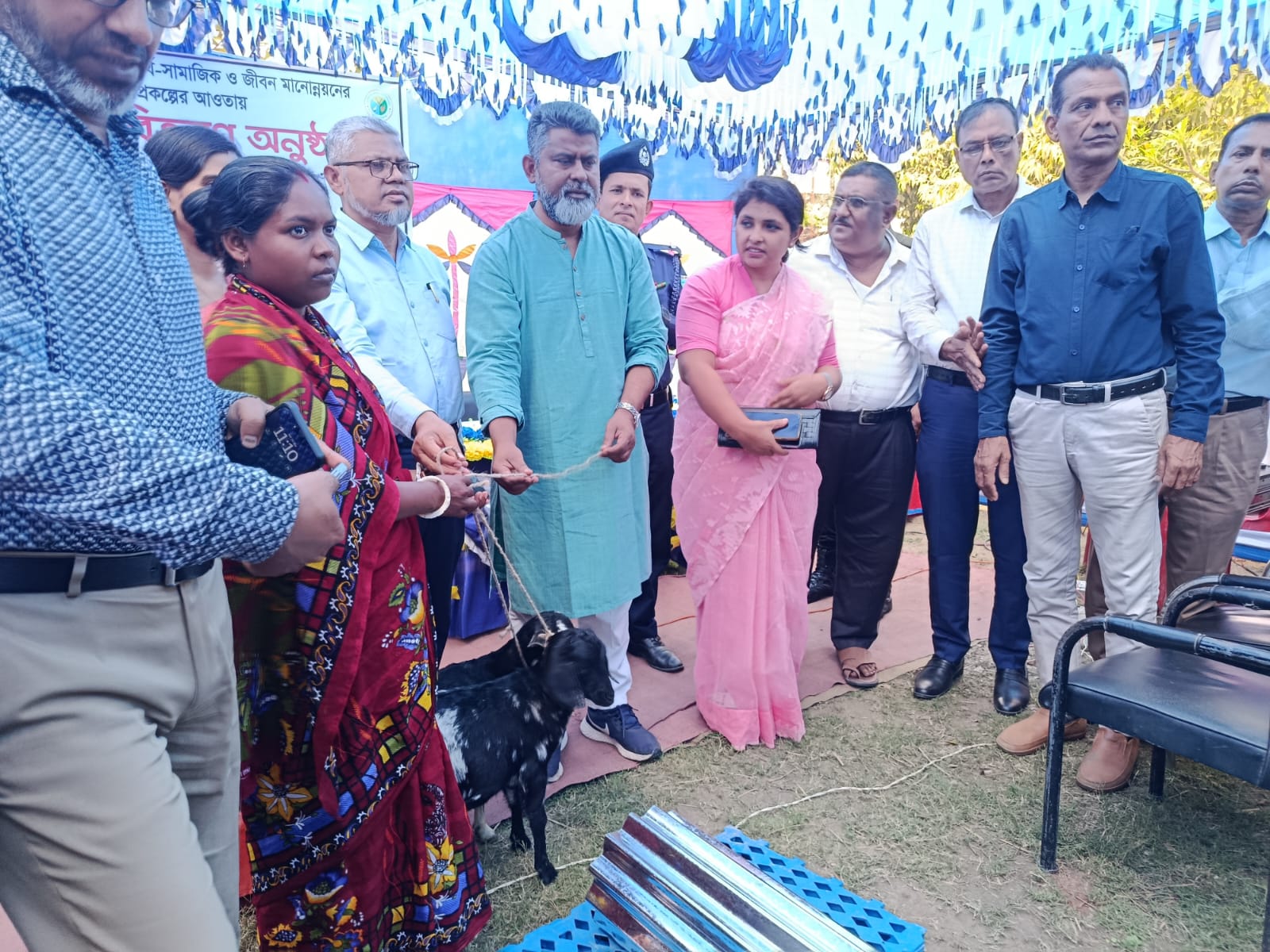 নওগাঁর বদলগাছীতে ক্ষুদ্র নৃ-গোষ্ঠীর মাঝে ছাগল বিতরণ