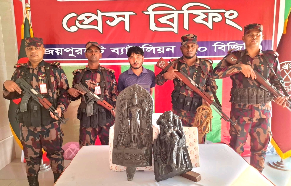 সীমান্তে পাচারের সময় দুই কোটি টাকার দুর্লভ মূর্তি জব্দ, আটক ১