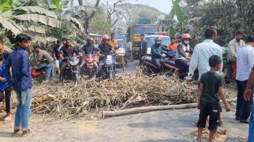 বালুবাহী ট্রলি খাদে পড়ে ট্রাক্টরচালক নিহত ক্ষুব্ধ এলাকাবাসীর সড়ক অবরোধ