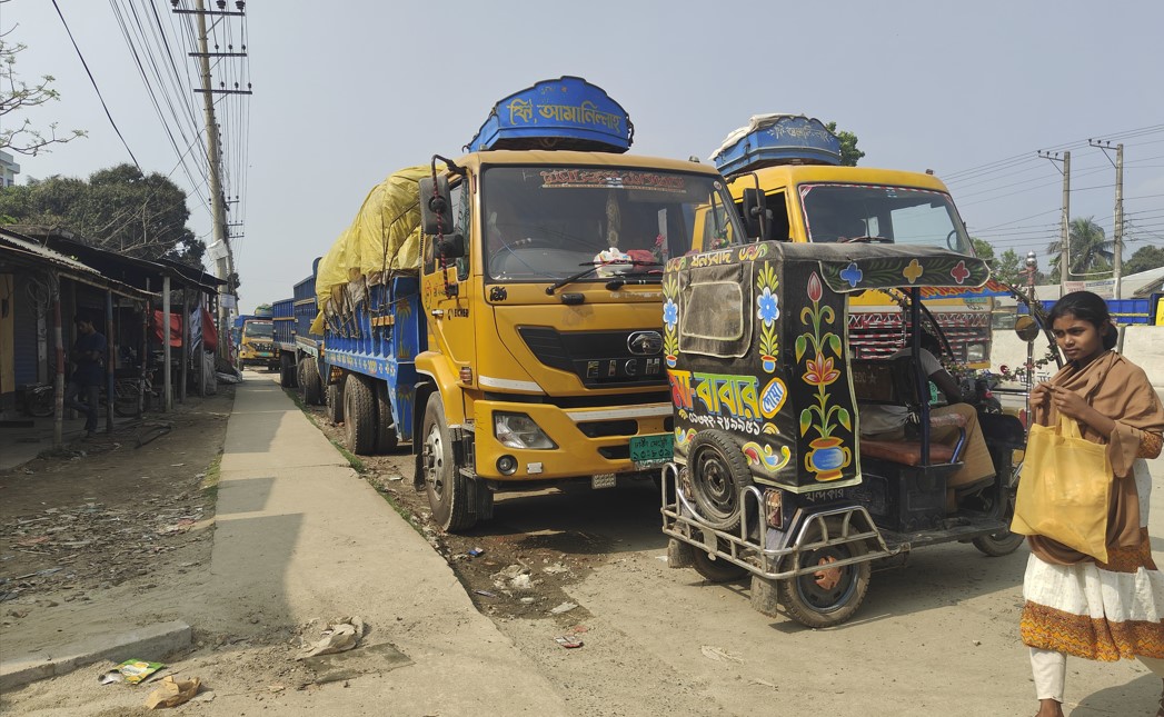 তেলের সংকটে শেরপুরে পাম্পে ১ কিঃমি দীর্ঘ লাইন, খোলাবাজারে লিটারে ৫০ টাকা বেশি