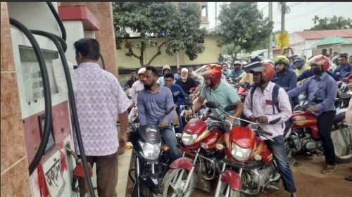 ফুলবাড়ীতে জ্বালানী তেলের তীব্র সংকট, ভোগান্তিতে মোটরসাইকেল চালকরা