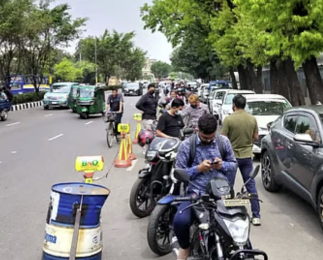 ঈদের ছুটিতে পাম্পগুলোতে তেলের জন্য গাড়ির দীর্ঘ সারি