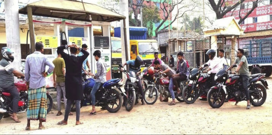 বেনাপোল সীমান্তে জ্বালানি তেলের 'হুজুগ': সংকটের আতঙ্কে পাম্পে দীর্ঘ লাইন