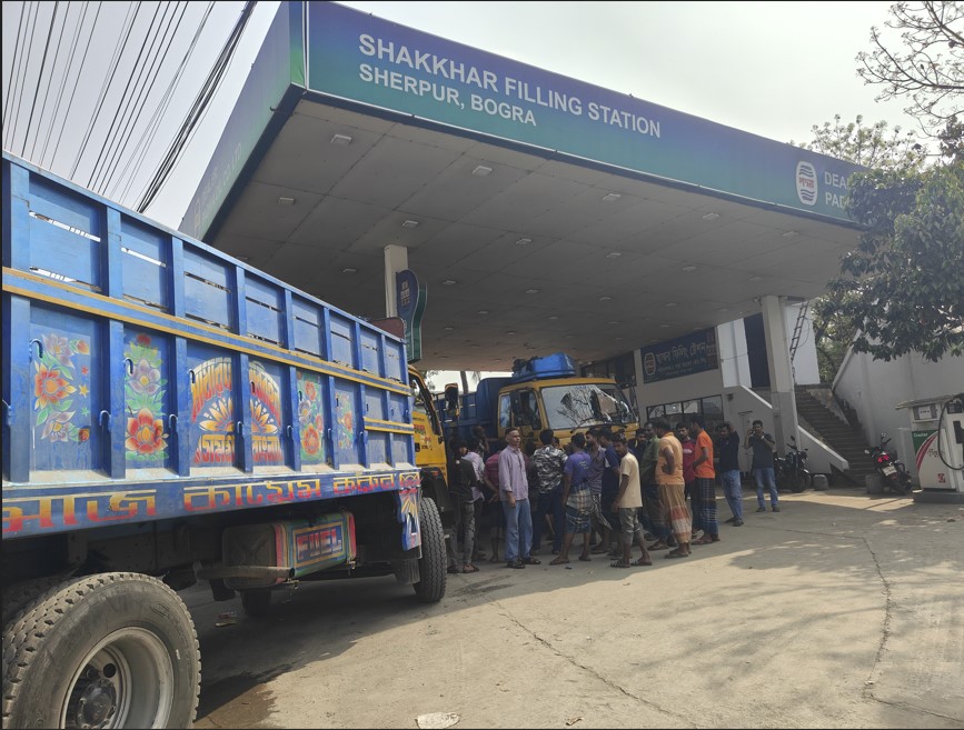 ঈদযাত্রা: আজ রাত থেকে গণপরিবহনে জ্বালানি সীমাবদ্ধতা উঠছে