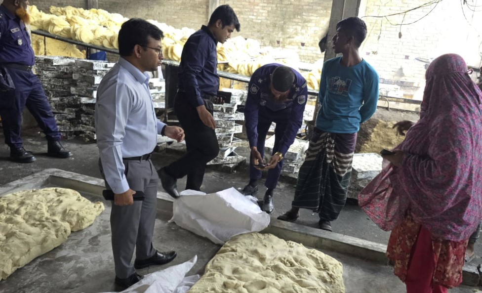 ল্যাট্রিনের পাশে সেমাই! বগুড়ায় দুই কারখানাকে ৩ লাখ ৪০ হাজার টাকা জরিমানা