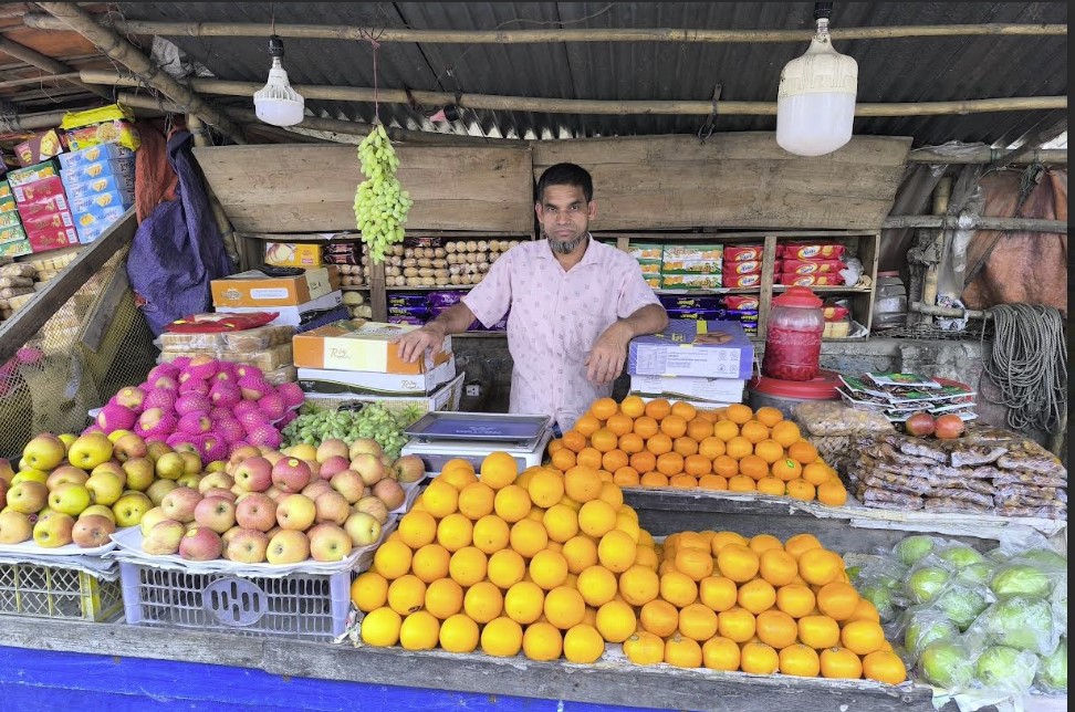 ডিমলার বাজারে ফলের দামে আগুন, কেজিতে বেড়েছে ৫০ থেকে ১৫০ টাকা