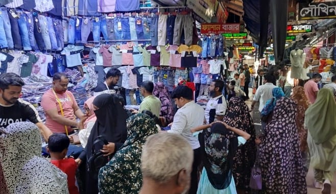 যশোরে ক্ষুদে ক্রেতাদের পছন্দ জিন্স-পাঞ্জাবি, ফার্সি ড্রেসে ভরছে দোকান