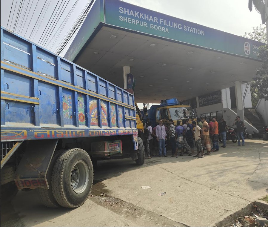 বগুড়ার শেরপুরে ৯টি ফিলিং স্টেশনে ‘ট্যাগ অফিসার’ নিয়োগ